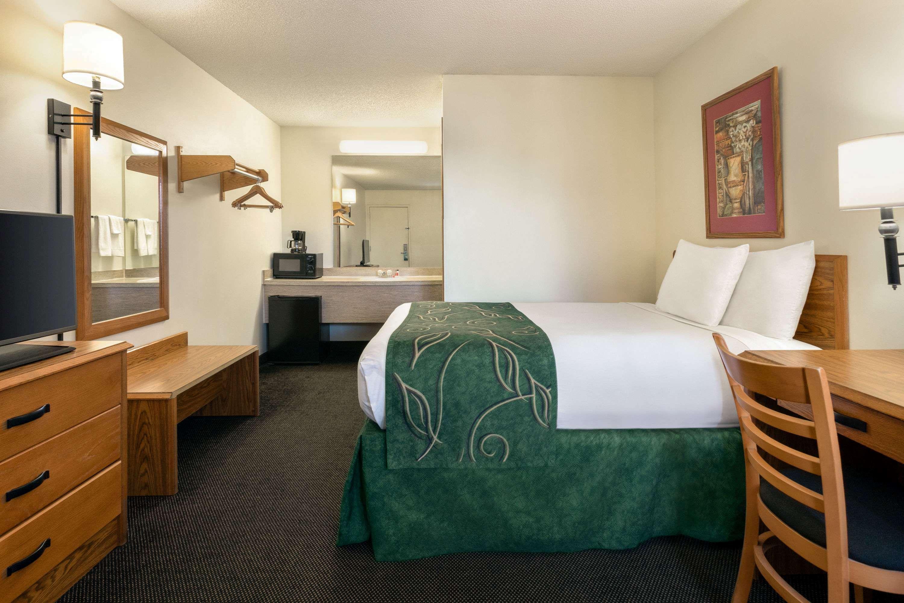 Travelodge By Wyndham Wellington Екстериор снимка